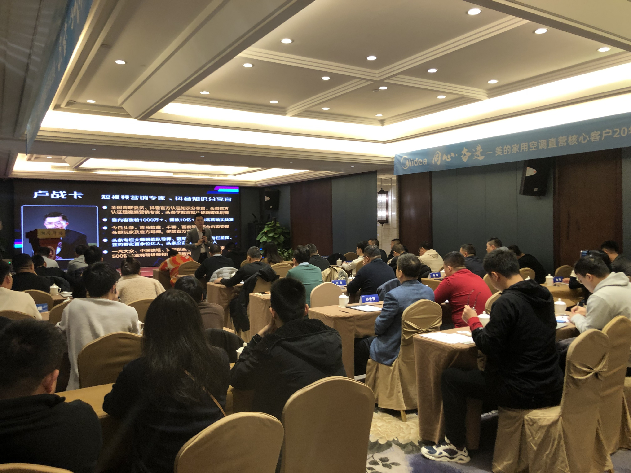 9游-包含今晨欧联焦点战，犹他爵士主帅复盘，话题不断，赛程密集仍需轮换的词条